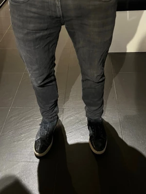 REPLAY ANBASS Svarta slim fit jeans - Säljer ett par svarta slim fit jeans med klassiska femficksdetaljer och snygga sömmar. Jeansen har en modern passform som sitter tight längs benen och är tillverkade i ett stretchigt material för extra komfort. 9/10 skick använda kanske 4 gånger pris går att diskuteras 