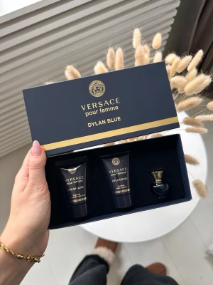 Versace Dylan Blue Pour Femme set - Versace Dylan Blue i ett exklusivt set med Eau de Parfum (5 ml), Sublime Bath & Shower Gel (25 ml) och Sublime Body Lotion (25 ml). Perfekt för dig som vill testa lyxiga dofter och hudvård. 