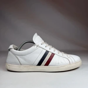 Moncler skor - Snygga vita sneakers från Moncler.