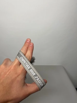 Christian Dior Armband Grå - Helt ny & Oanvänd ✔️, Passar alla ✔️, Funkar för både tjejer & killar ✔️, Skickas inom 1 dag 🚀, kontakta gärna för mer info ☺️