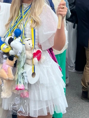 By Malina klänning - Säljer min studentklänning som endast är använd en gång så i super skick🤍