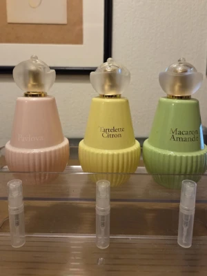 Parfym testers 2ml perfume split bundle scent body spray body mist  - Perfume testers set  1x 2ml Jeanne Arthes Pavlova   1x 2ml Jeanne Arthes Tartellete au Citron   1x 2ml Jeanne Arthes Macaron Amande  Please check out my other listings for more testers  If you only want to buy a tester separately just let me know
