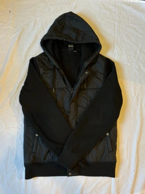 Svart cardigan  - Snygg svart cardigan med luva, perfekt nu och mot sommaren. Storlek M. Knappar och dragkedja. Skriv vid minsta intresse 😀