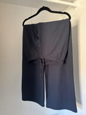 Low waist texturerade byxor  - Raka ben och låg midja, sällan använda så som nya, hittar inga skavanker.