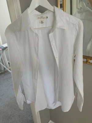 Vit skjorta  - Använd fåtal gpnger