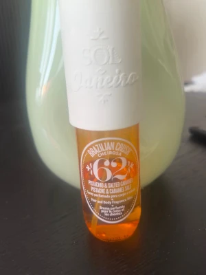 Sol de Janeiro Brazilian Nr 62, 90 ML - Sol de Janeiro Brazilian Crush Cheirosa '62, 90 ML  Ni ser på bilden hur mycket som är kvar i flaskan