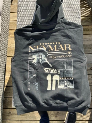 Neymar Jr Hoddie-Helt ny (Oversized fit) - Helt ny Neymar Jr hoodie – aldrig använd 🔥  Svart hoodie med stort tryck på ryggen (nr 10 + stjärnor) och mindre tryck fram. Köpt från USA – inte vanlig i Sverige.  Storlek S men passar M–L → sitter riktigt snyggt oversized.  Perfekt streetwear hoodie med fotbollsvibe ⚽️ Säljs endast pga fel storlek.  Kan skickas direkt 📦 Snabb affär prioriteras 💸