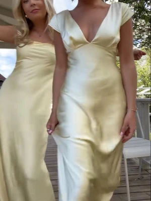 gul balklänning - jättefin, har nån fläck men går säkert bort i tvätt, har inte testat🫶🏻