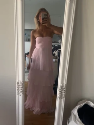 Lulus Balklänning Rosa - En rosa balklänning från märket lulus. Helt ny med prislapp. Endast testad. Storlek XXS. Köptes för 1250kr+225kr frakt. Säljer för 1250kr! 