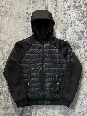 Jack&Jones Jacka - Säljer en mycket fin jacka från Jack&Jones. Säljes pga den aldrig kom till någon användning. OBS det finns en liten skada i bak som kan fixas lätt! Storleken är L men passar lika bra som M. Pris går att diskuteras!