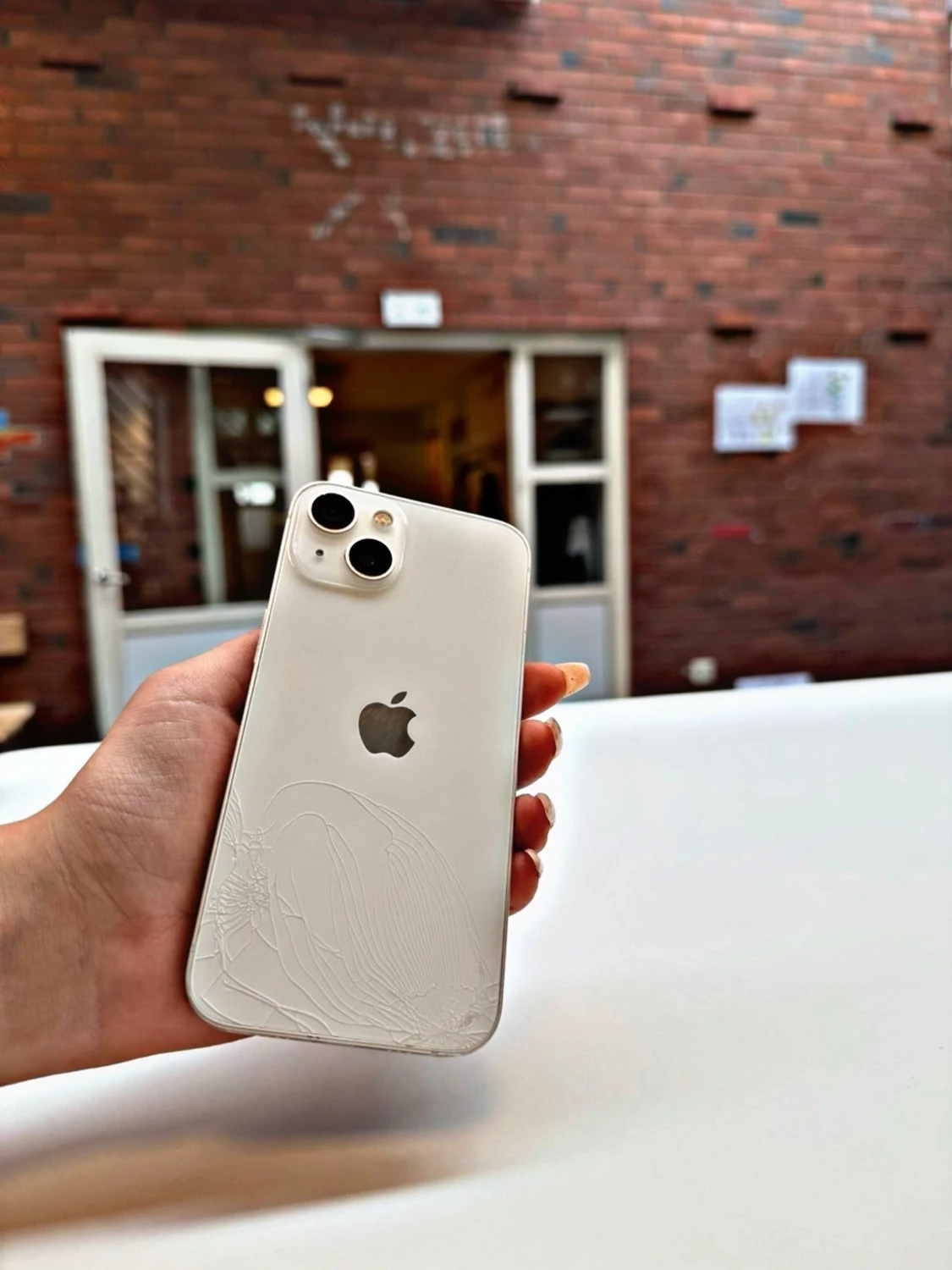 Vit iPhone med glasbaksida - 2