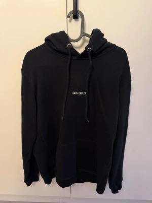 Svart hoodie från Les Deux - Les Deux hoodie, sparsamt använt. Storlek L passar även som M