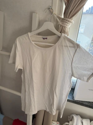 3 vita tshirts  - En klassisk vit t-shirt med rund hals och korta ärmar. Tillverkad i mjuk bomull som känns skön mot huden. Perfekt att matcha med jeans eller shorts för en enkel och clean look.