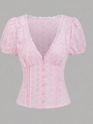 Ljusrosa blus med broderade blommor - Supersöt ljusrosa blus med broderade blommor, puffärmar och djup v-ringning. Blusen har knappar framtill och spetskant längs urringninge. Helt ny från Shein kunde ej returnera säljer endast för att de var för liten vid bysten och armar.  Är stl S men passar xs/s med mindre byst 
