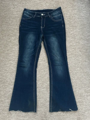 SHEIN blå jeans i strl S  - Fina blåa jeans från SHEIN i strl S. Har blivit lite smutsig vid fötterna då de vart för långa för mig men går att göra rent. :)   Materialet har blivit lite tunt vid innerlåret efter tvätt och har lite ”ändrat färg”, kolla bilderna.