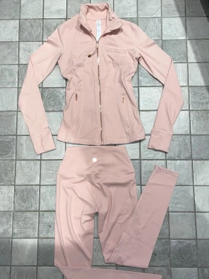 Lululemon define jacket och leggings - Lululemon set – Define jacka + leggings (rosa) Säljer min flickväns snygga och bekväma Lululemon träningsset i vitt. Det användes knappt och kom inte riktigt till användning. Inkluderar Define jackan och matchande leggings. ✔️ Som nyskick ✔️ Inga fläckar eller skador ✔️ Figurnära passform ✔️ Perfekt för gym, yoga eller vardagsbruk Storlek: 2 (passar XXS/XS) Snabb leverans