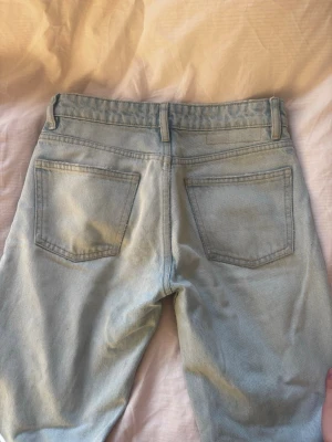Raka jeans Zara - Supersnygga på! Är lite slitna men tycker personligen att de är snyggt på dessa
