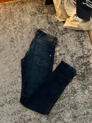 Replay jeans  - Snygga mörkblå jeans från Replay i modellen Anbass. Klassisk femficksdesign med stilren look som är tillverkade i mjuk denim med stretch för extra komfort. (Gylfen är lite trasig längst upp men det påvkerar inte hur byxorna sitter) Nypris: 1300 kr. Mitt pris 200
