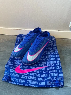 Nike Air Zoom Mercurial fotbollsskor blå - Säljer sprillans nya fotbollsskor. Köpta för 3099kr på stadium. Inga prutningar.