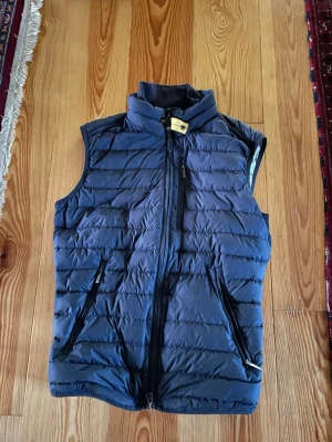 Mörkblå para jumper väst - En mörkblå väst ifrån para jumper i storlek M, Pris kan diskuteras