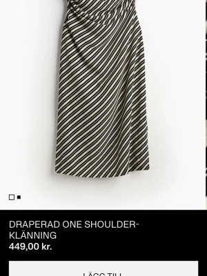 H&m off shoulder klänning - Trendig one shoulder-modell med snygg drapering Svart/vit randig – väldigt smickrande passform Längd: knälång Skick: helt ny, aldrig använd  Nypris: 449kr Mitt pris: 200kr Perfekt till fest, middag eller sommarevent