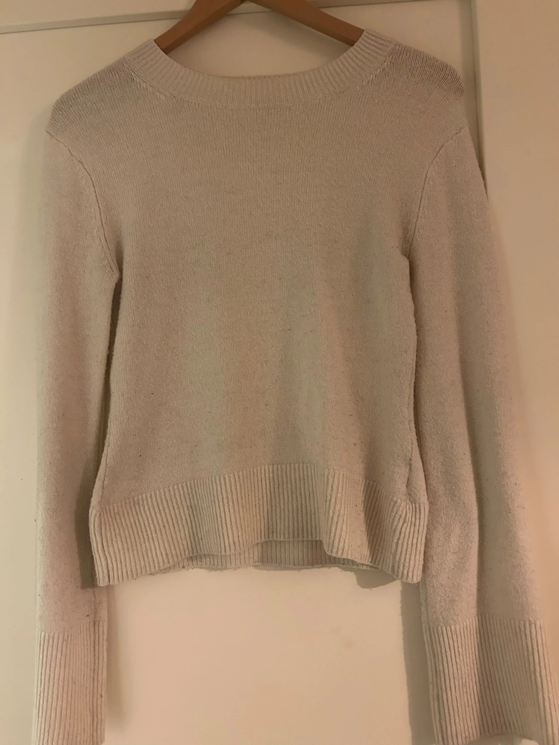 Beige stickad tröja med ribbade detaljer