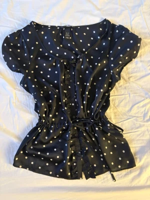 Prickig topp - Säljer denna prickiga topp! Den är i storlek 40 men passar mig bra som har storlek 24-36😊 