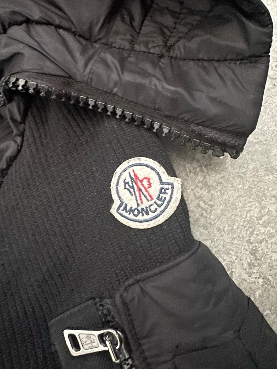 Svart dunjacka med huva från Moncler - 3