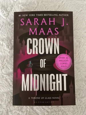 Crown of Midnight av Sarah J. Maas - Säljer boken 'Crown of Midnight' av Sarah J. Maas, en del av Throne of Glass-serien. Boken är på engelska och är i nytt skick.
