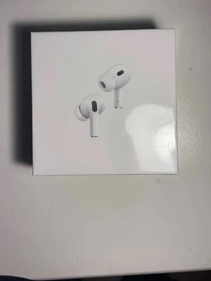 Apple AirPods Pro trådlösa hörlurar - Säljer ett par Apple AirPods Pro – trådlösa in-ear hörlurar i vit färg med silikonproppar och stilren design. Perfekta för musik, samtal och träning. Kommer i originalförpackning.   Obs! Man måste höja ljudet nästan mer än hälften av baren för att höra bra🙌 dem är använda