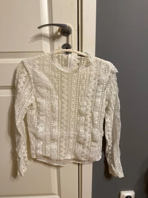 Vit spetsblus från Zara - Säljer en vit spetsblus från Zara i storlek XS, använt ungefär 3 gånger. 