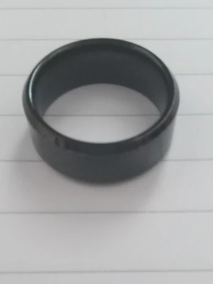 Svart ring - Svart ring i metall, är använd men i gott skick. Skicka meddelande för info om storleken.
