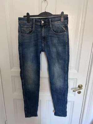 Blå Replay jeans med smal passform - Snygga blå jeans från Replay med smal passform och klassisk femficksdesign. Jeansen har endast använts ett par gånger. 