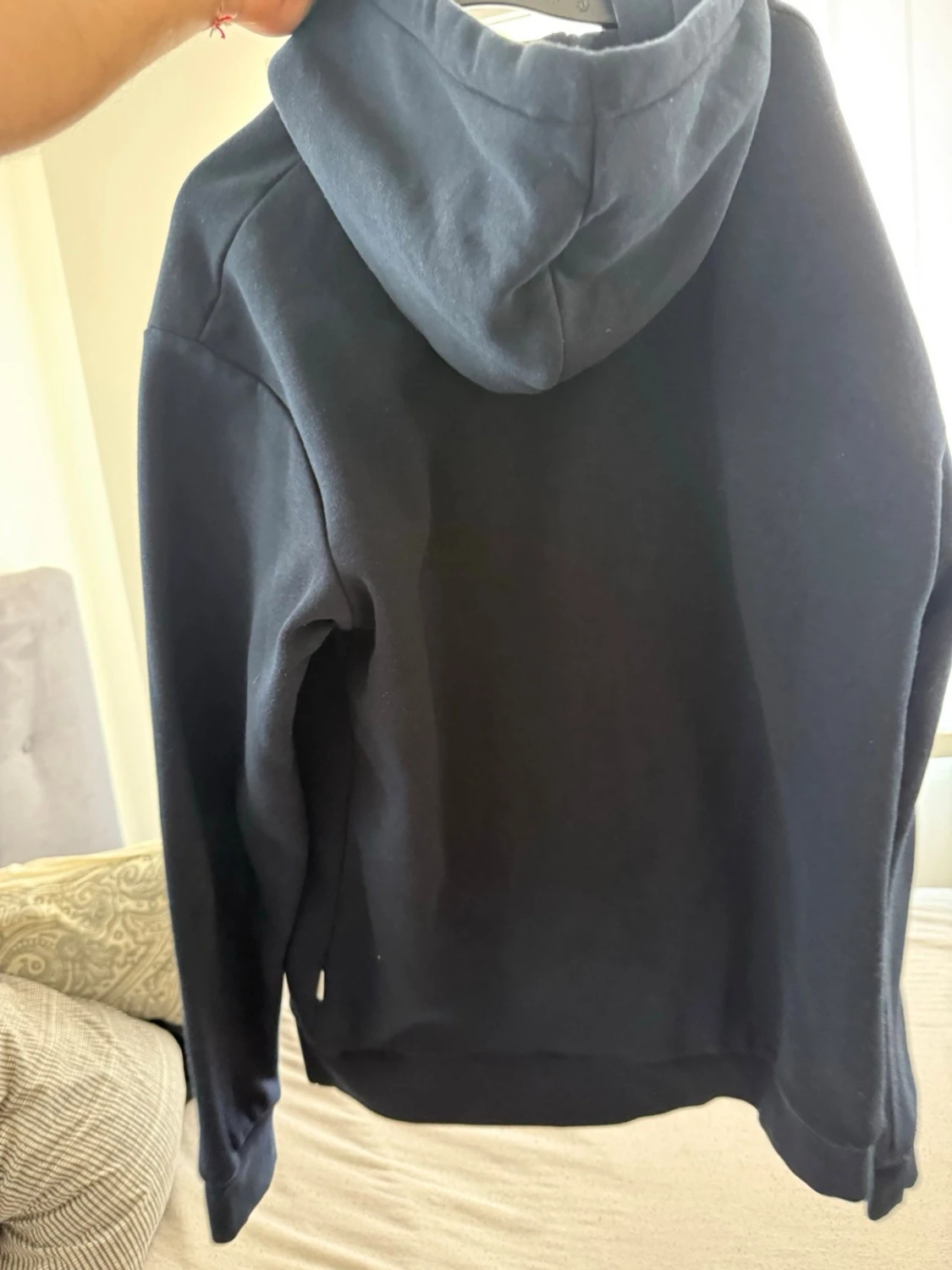 Mörkblå hoodie med ficka - 1