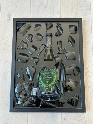 Dom perignon tavla - Dom perignon tavla sjukt snygg att ha på väggen lyser med i mörkret om man sätter på den .