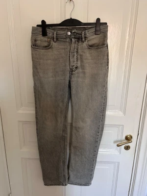 Grå jeans från Acne Studios x Blå konst - Snygga grå jeans från Acne studios x Blå konst. Jeansen har en snygg passform och är i bra skick. Limited edition och säljs inte längre.