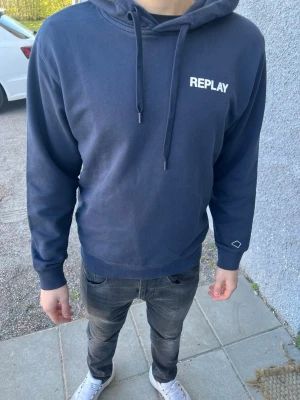 Mörkblå hoodie från Replay - Snygg mörkblå hoodie från Replay med vit logga. Modell på bilden är 180| riktigt bra passform! Nypris 1100kr 