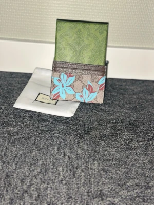 Korthållare  - Helt ny, box följer med. Priset går att diskutera och om du vill ha mer bilder så är det bara att skriva. 