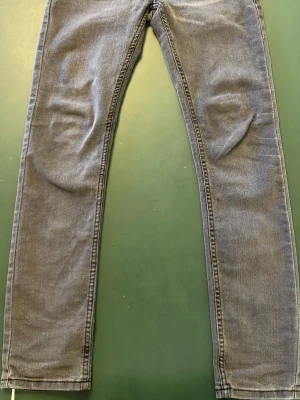 Grå Levis strl 152 - Ett par gråa Levis jeans i storlek 152/ 12a. Modellen 512 Slim taper. 