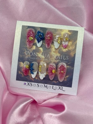 Shell (XS);Medium Almond - Unika handgjorda press-on naglar i en medium lång mandelform. Setet har rosa, blå och vita toner med handgjorda 3D-blommor och guldfärgade detaljer. Naglarna har en mix av nude bas med french, samt konstnärliga mönster för en kreativ look.XS: 14 mm, 11 mm, 11,5 mm, 10 mm, 8 mm 