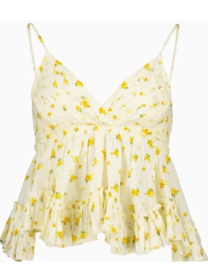 Blommig volangtop med spetsdetaljer - Söt topp med tunna axelband, volanger och spetsdetaljer. Vit botten med små gula blommor och skön passform. Luftigt material, perfekt för sommaren. Romantisk och trendig look med fina detaljer. Perfect för sommaren