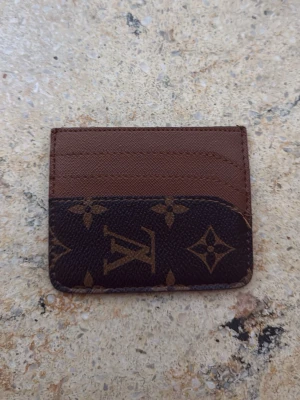 Brun, stilig  plånbok  - Säljer en stilig brun plånbok som funkar för både tjejer och killar 