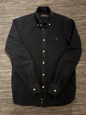 Svart skjorta från Morris - Säljer en snygg skjorta från Morris! Skjortan är i mycket bra skick och har inga defekter. Perfekt till sommaren☀️Om ni har några frågor så är de bara att höra av er!😊