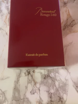 Baccarat Rouge 540 Extrait de Parfum 70ml - Den är 100% äkta, Köpt från Tyskland, Oöpnad. Kvitto finns som bevis. Priset går att diskutera vid seriösa köpare. Försöker bli av med min Perfym kollektion.