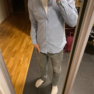 Ralph lauren skjorta slim fit - Riktigt skön polo Ralph lauren skjorta i modellen slim fit. Skick 10/10 som ny. Skriv gärna om ni har några funderingar. 