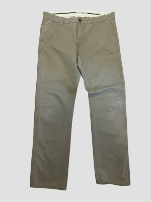 Beiga chinos från Selected Homme (34/32) - Snygga beiga chinos från Selected Homme med raka ben och klassisk passform. Byxorna har två sidofickor fram och två bakfickor med knapp, samt bälteshällor i midjan. Tillverkade i mjukt bomullstyg som ger en clean och stilren look.