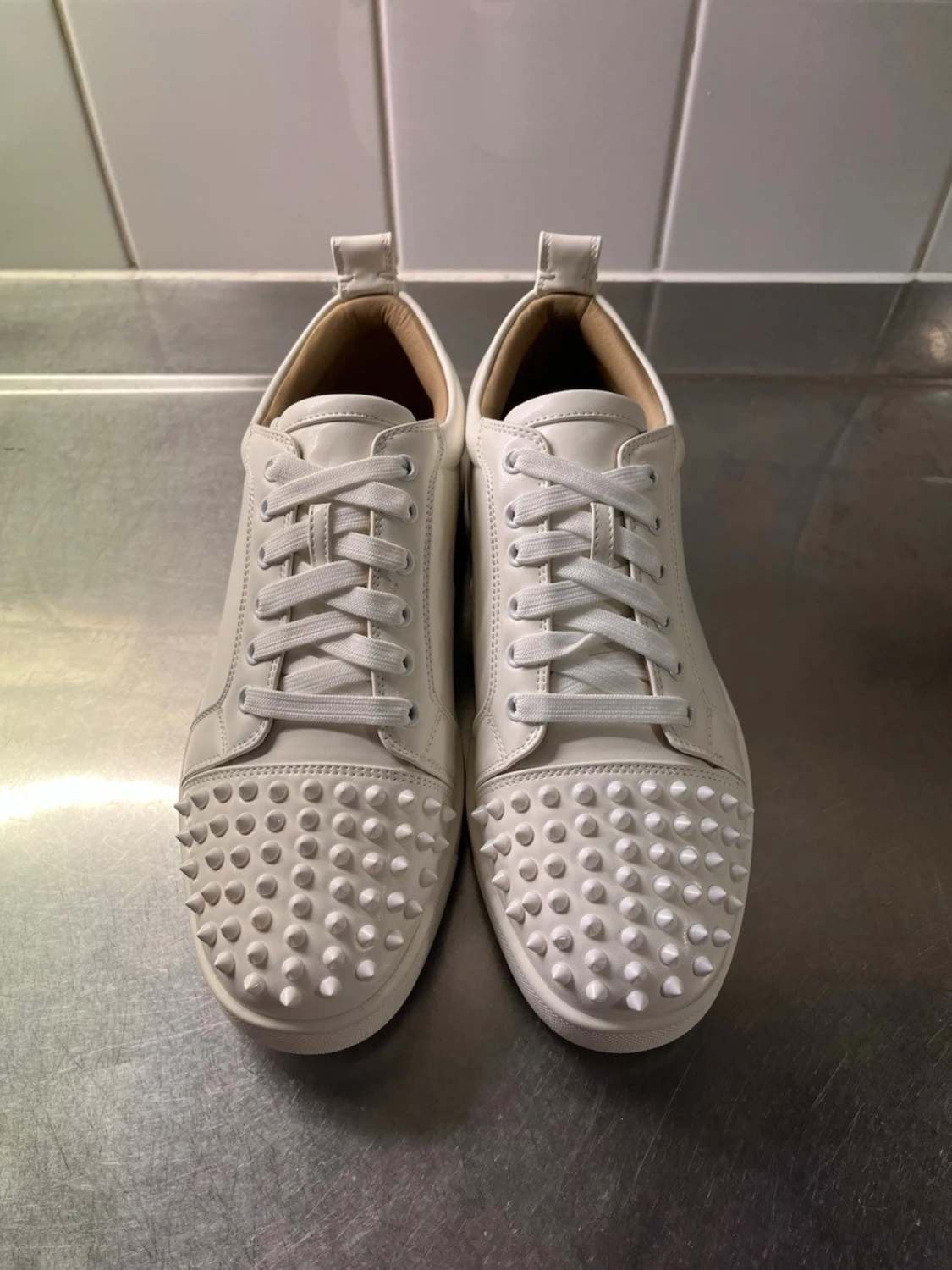 Vita sneakers med nitar från Louboutin - 1