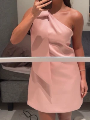 Ljusrosa oneshoulder klänning - Superfin oneshoulder klänning som tyvärr inte för stor och därför inte kommer till användning💞