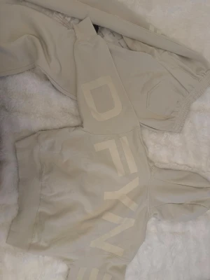 DYFNE - Hoodie and sweatpants  - Oanvänd DYFNE mjukis sett. Byxorna är i strlk M och hoodien i XS. Färg: Lunar Rock men säljs inte längre. Tyvärr har jag inga bilder på🫰🏻(Priset gäller för hela settet) 