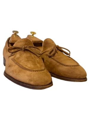 Carmina String loafers (storlek 10, 44 1/2) - Snygga loafers i brun mocka från Carmina i mycket bra skick. Storlek 10UK (motsvarar 44 1/2) modellen är lite smal i passformen så passar någon som har storlek 44. Skorna har klassisk design med dekorativ rosett framtill och rundad tå. Yttermaterialet är mjukt och exklusivt, perfekt för dig som gillar stilrena och tidlösa skor. Levereras med originalpåse och låda. För mer info besök Carminas hemsida (länk) https://www.carminashoemaker.com/se/en/string-loafer-snuff-suede-80228
